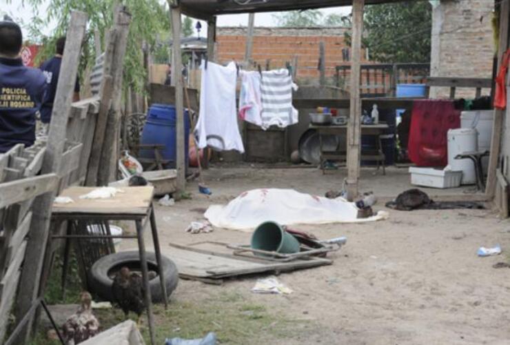 El cuerpo de Carriaga yace sin vida frente a una precaria casilla de barrio la Tablita, esta tarde. Foto: S. Toriggino. La Capital