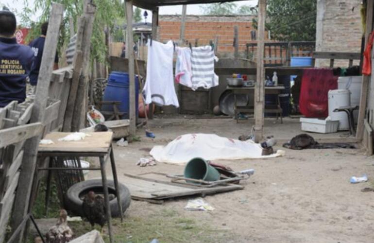 El cuerpo de Carriaga yace sin vida frente a una precaria casilla de barrio la Tablita, esta tarde. Foto: S. Toriggino. La Capital