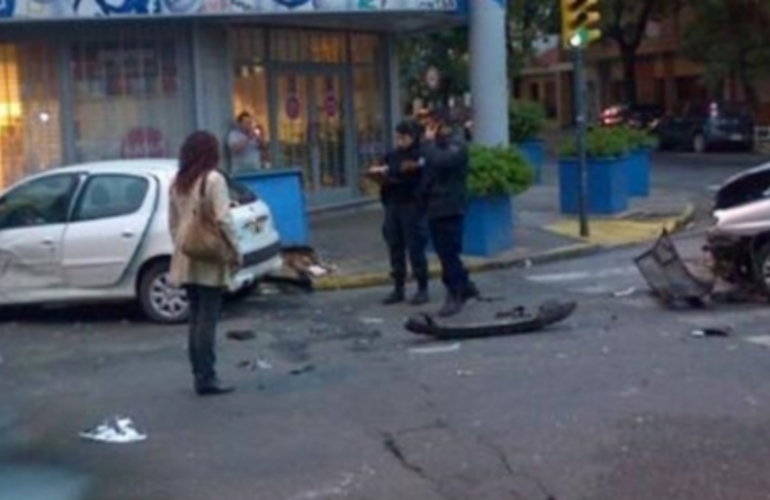 Ambos vehículos terminaron con sus trenes delanteros destrozados. Foto: @PSKassabian