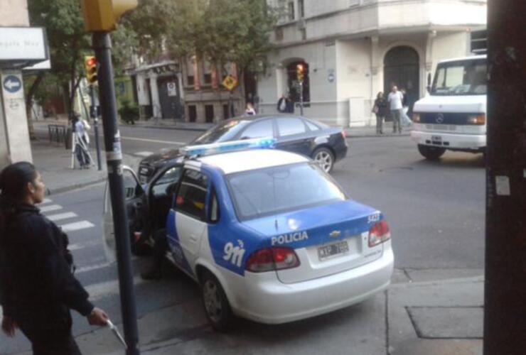 La policía trabajaba esta mañana en la esquina de Santa Fe y España, donde ocurrió la balacera. Foto: M. Bustamante. La Capital