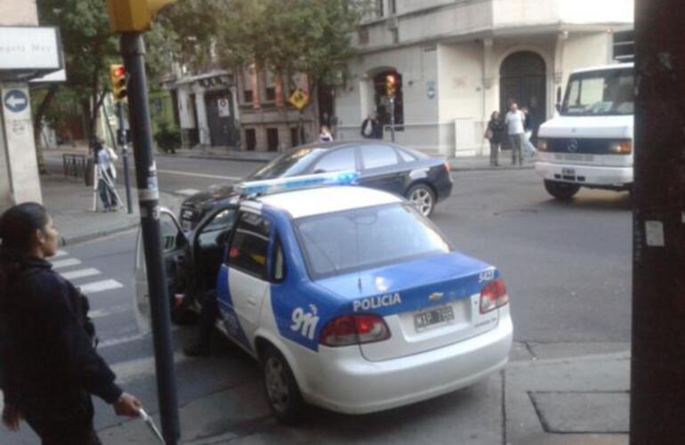 La policía trabajaba esta mañana en la esquina de Santa Fe y España, donde ocurrió la balacera. Foto: M. Bustamante. La Capital