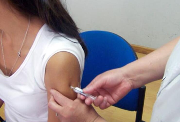 La vacuna protege contra tres virus de influenza: el H1N1, el H3N2 y el influenza B.