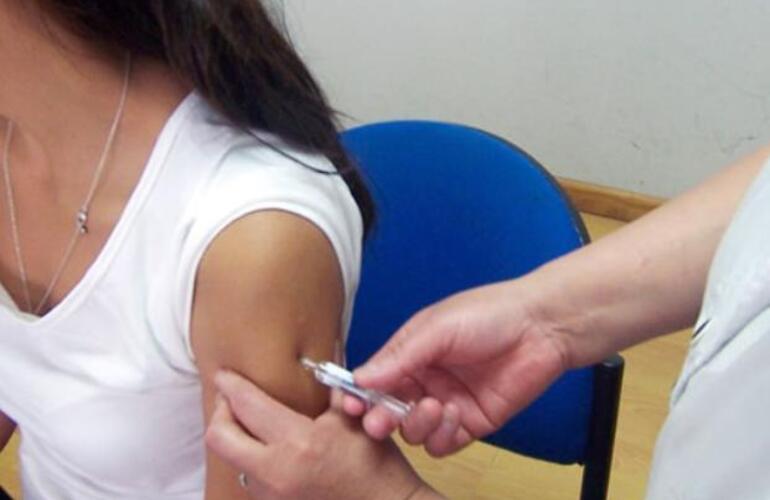 La vacuna protege contra tres virus de influenza: el H1N1, el H3N2 y el influenza B.