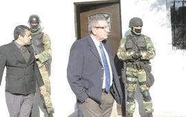 El juez Vienna durante uno de los últimos allanamientos. Foto: La Capital