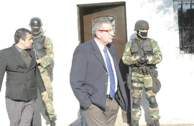 El juez Vienna durante uno de los &uacute;ltimos allanamientos. Foto: La Capital