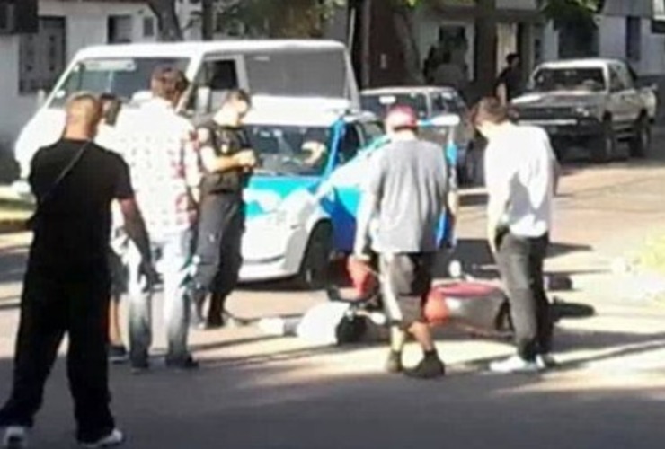 El chico quedó tirado luego de la paliza y fue llevado al Heca.