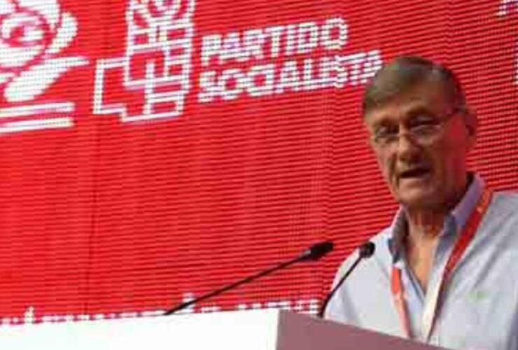 Hermes Binner durante su discurso de hoy. A su lado, los máximos referentes del Partido Socialista. Foto: Sergio Toriggino. La Capital