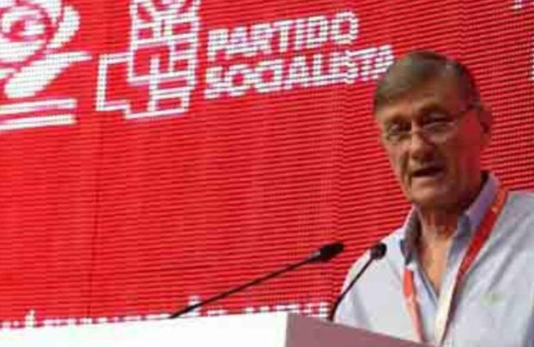 Hermes Binner durante su discurso de hoy. A su lado, los máximos referentes del Partido Socialista. Foto: Sergio Toriggino. La Capital