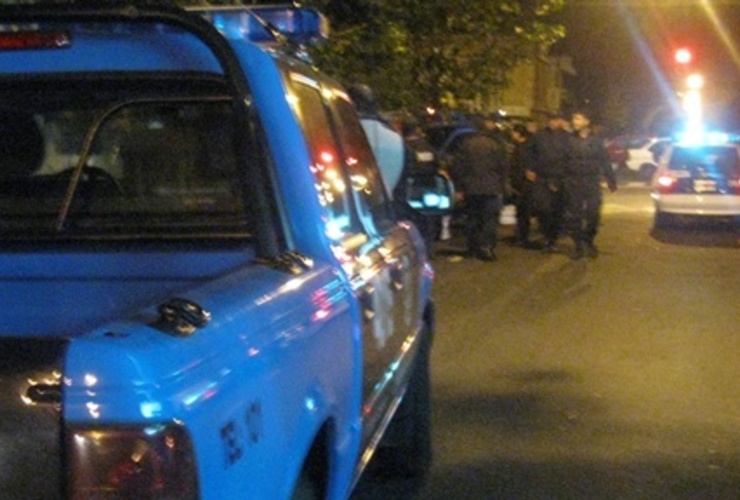 La policia llegó pero los dos sujetos fueron golpeados por vecinos. Fuente: Rosario3