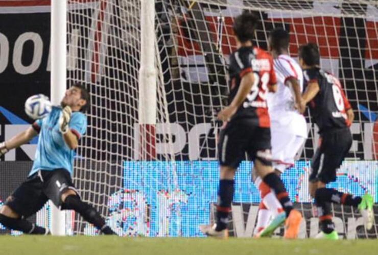 Guzmán tapó el tiro de Cavenaghi, pero del rebote vino el gol de Carbonero.