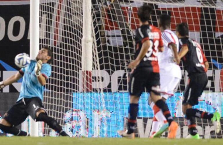 Guzmán tapó el tiro de Cavenaghi, pero del rebote vino el gol de Carbonero.