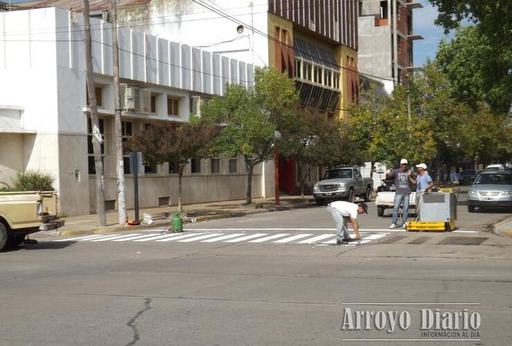 Empleados trabajaban este jueves en la esquina de 9 de Julio y Belgrano