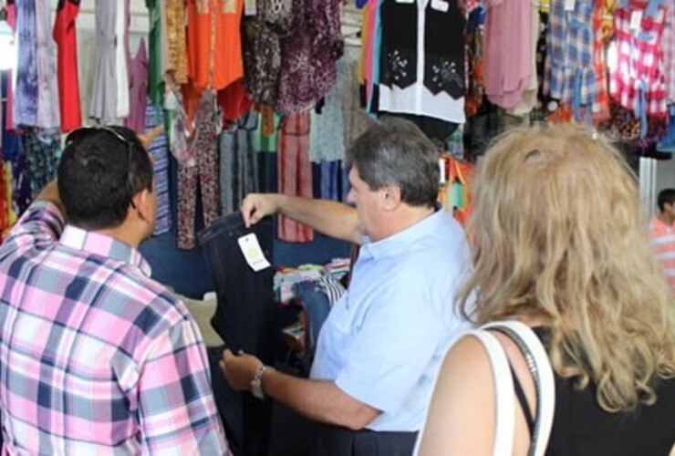 Imagen de Fighiera: Rubeo visitó la feria del programa "Ropa para Todos"