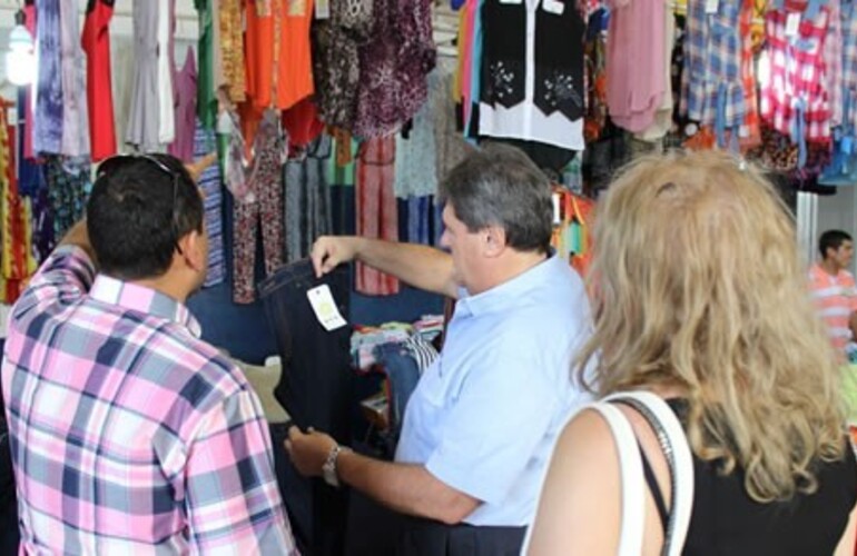 Imagen de Fighiera: Rubeo visitó la feria del programa "Ropa para Todos"