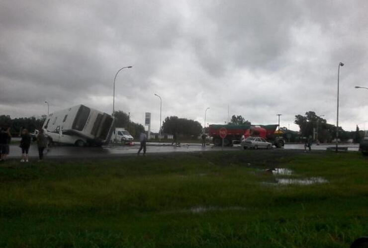 Imagen de Espectacular triple accidente entre un micro, un camión y una camioneta en la ruta 18 y la AO 12