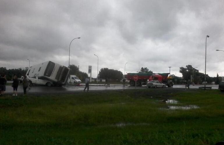 Imagen de Espectacular triple accidente entre un micro, un camión y una camioneta en la ruta 18 y la AO 12