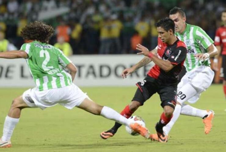 Víctor Figueroa maniobra ante la marca de los jugadores colombianos. Más atrás, López que vio la roja en el arranque del partido.
