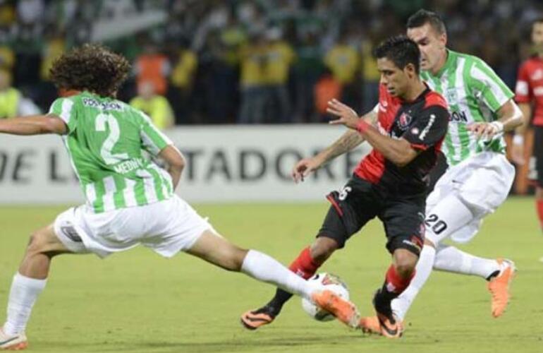 Víctor Figueroa maniobra ante la marca de los jugadores colombianos. Más atrás, López que vio la roja en el arranque del partido.