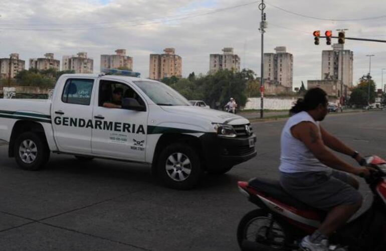 Un móvil de Gendarmería patrullaba ayer la zona de Uriburu y Grandoli, en la zona sur de Rosario. (Foto: S. Toriggino)