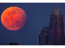 Imagen de En imágenes: La #LunaRoja en todo el mundo
