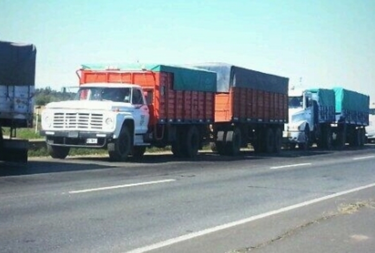 Imagen de Rutas y accesos saturados de camiones por la cosecha