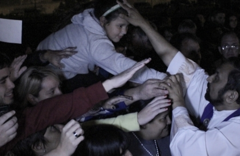 Imagen de Multitudinario V&iacute;a Crucis del padre Ignacio: �Rosario conquist&oacute; mi coraz&oacute;n�