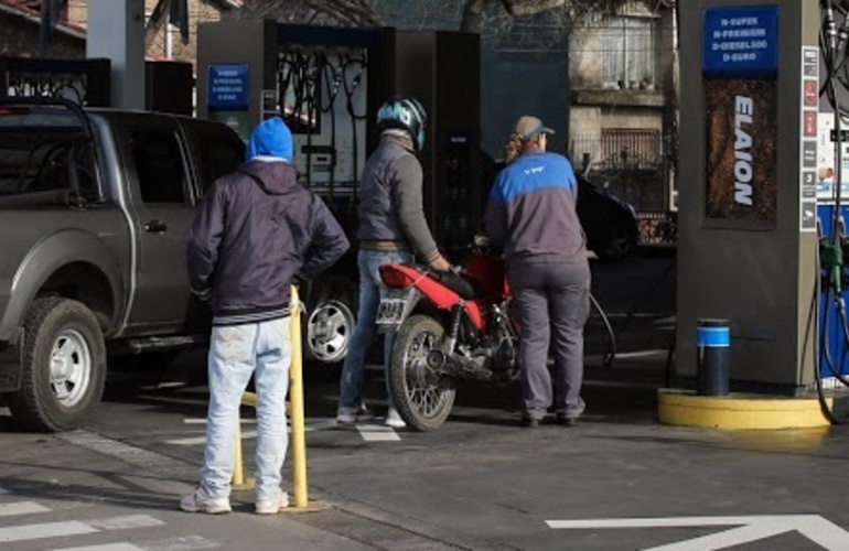 Imagen de Rosario: Proponen no vender nafta a veh&iacute;culos sin patente y en el sector se oponen