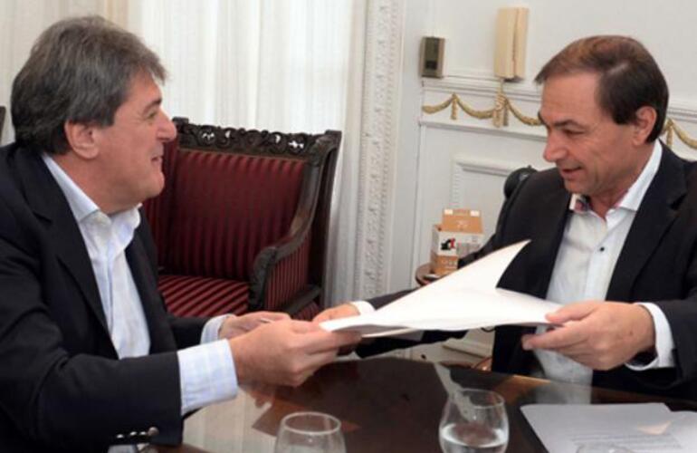 Acta compromiso. Rubeo y Zamarini firmaron el convenio.