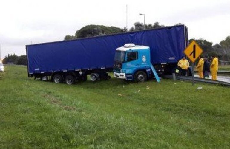 Imagen de Casi una tragedia: detienen a un chofer alcoholizado que volcó en la ruta 2