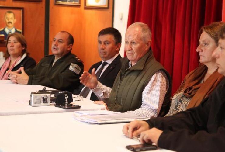 El ministro Lamberto junto a Viglione y al resto de las autoridades durante la conferencia de prensa.