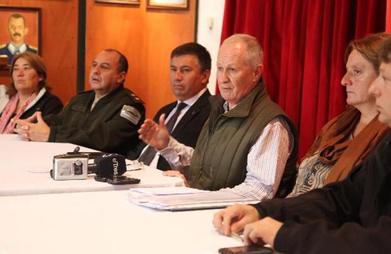 El ministro Lamberto junto a Viglione y al resto de las autoridades durante la conferencia de prensa.