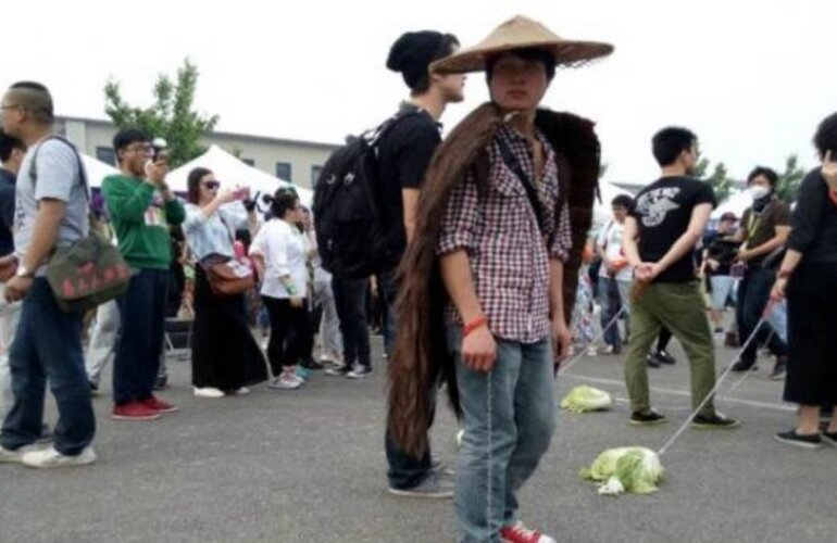 Imagen de En China sacan a "pasear" verduras para conocer gente