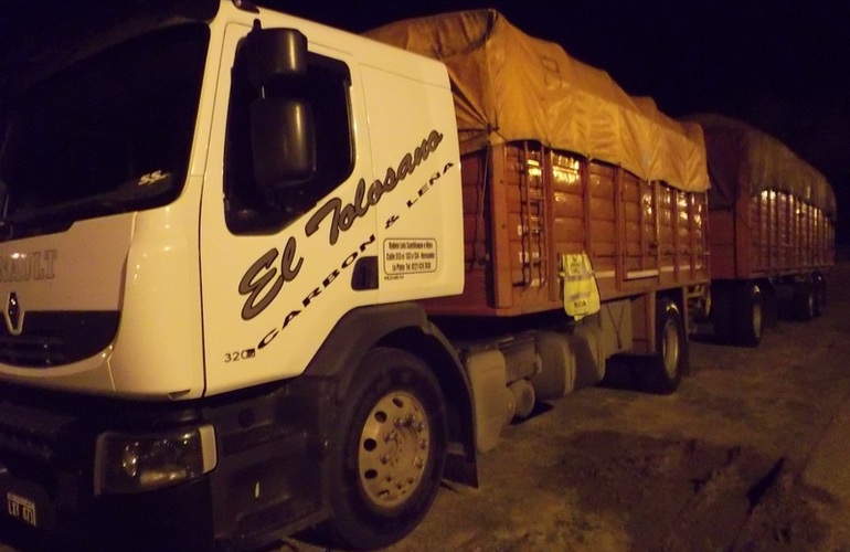 Imagen de La Policía de Seguridad Vial secuestró 20 mil Kg. de carbón vegetal que eran trasladados con documentación vencida