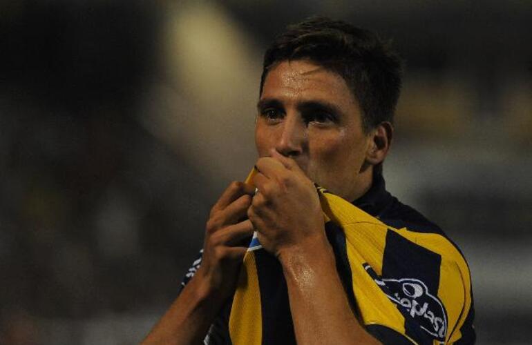 En el inicial: Central le ganaba a Racing con un gol de cabeza de Castillejos. Al final fue 1 a 1. Foto: A. Celoria. La Capital En el inicial: Central le ganaba a Racing con un gol de cabeza de Castillejos. Al final fue 1 a 1. Foto: A. Celoria. La Capital