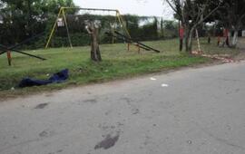El crimen investigado ocurrió en Sabattini al 3300 frente a una pequeña plaza con juegos infantiles y una improvisada canchita de fútbol. Foto: S.S.Meccia. La Capital