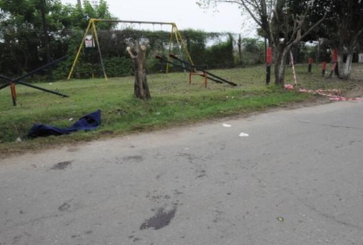 El crimen investigado ocurrió en Sabattini al 3300 frente a una pequeña plaza con juegos infantiles y una improvisada canchita de fútbol. Foto: S.S.Meccia. La Capital