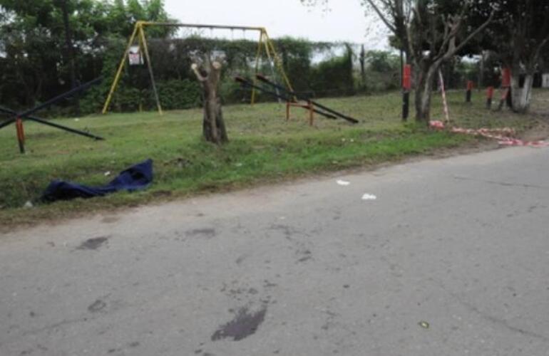 El crimen investigado ocurrió en Sabattini al 3300 frente a una pequeña plaza con juegos infantiles y una improvisada canchita de fútbol. Foto: S.S.Meccia. La Capital