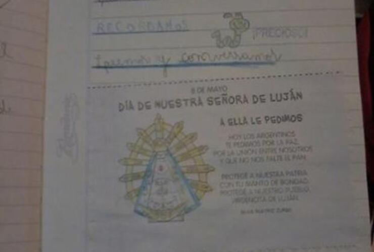 Los cuadernos de estos chicos comienzan con la fecha 8 de mayo y una fotocopia con una imagen de la virgen de Luján con la oración