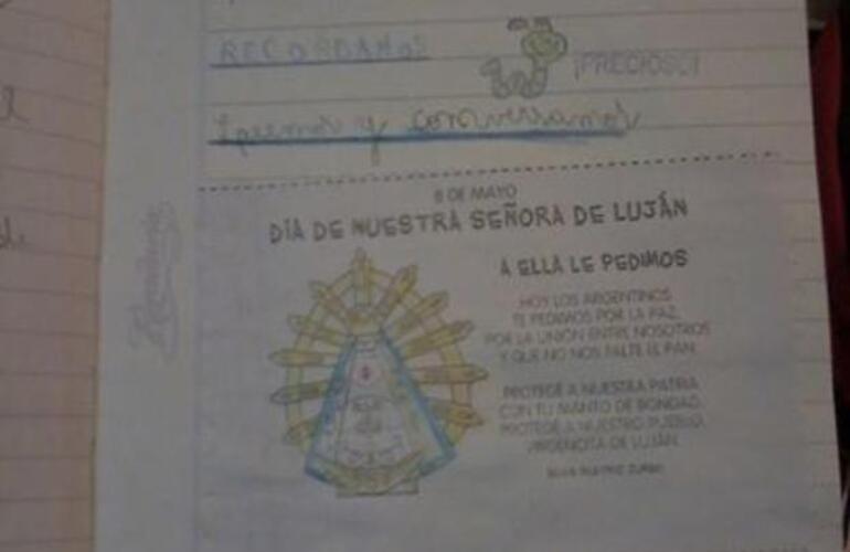 Los cuadernos de estos chicos comienzan con la fecha 8 de mayo y una fotocopia con una imagen de la virgen de Luján con la oración