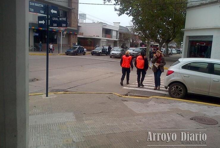 Efectivos policiales recorriendo la zona céntrica de Arroyo Seco