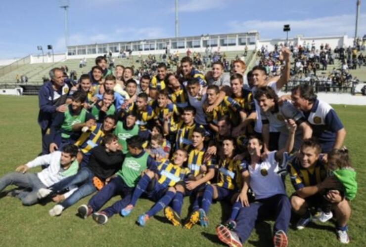 El campeón formó hoy con García; Lazo, Piñero, Acevedo y Mantía; Salazar, González, Becker y Montoya; Cervi y Acuña.