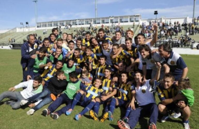 El campeón formó hoy con García; Lazo, Piñero, Acevedo y Mantía; Salazar, González, Becker y Montoya; Cervi y Acuña.