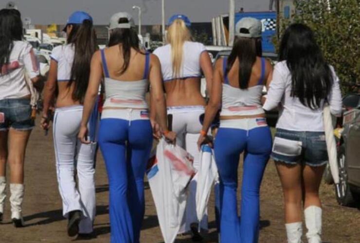 Las bellas promotoras que se pasean cerca de los boxes es una de las prendas del Turismo Carretera.