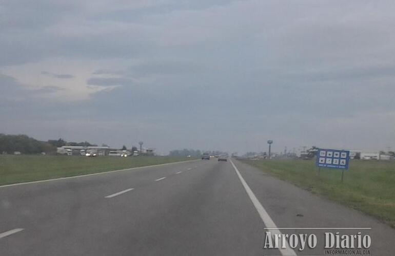 El accidente se registr&oacute; unos 500 metros antes de llegar al Parador de Fighiera, sobre el carril con sentido Buenos Aires - Rosario. Foto: Archivo AD