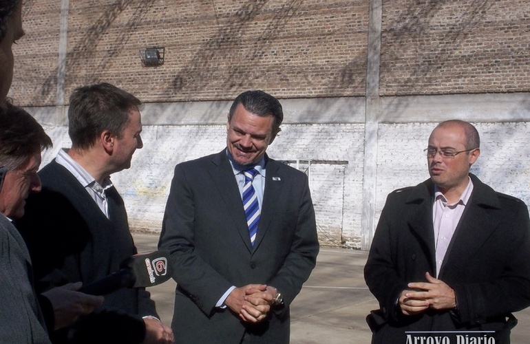 Rub&eacute;n Galassi junto al Intendente Municipal Dar&iacute;o Gres y al Director de la EETN &ordm;450