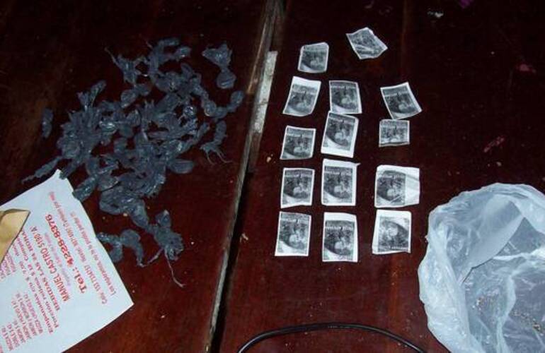 La narcopizzería en Lanús: la droga venía en bolsitas negras con fotitos de la actriz Dolores Fonzi. Prensa Policía Bonaerense La narcopizzería en Lanús: la droga venía en bolsitas negras con fotitos de la actriz Dolores Fonzi. Prensa Policía Bonaerense