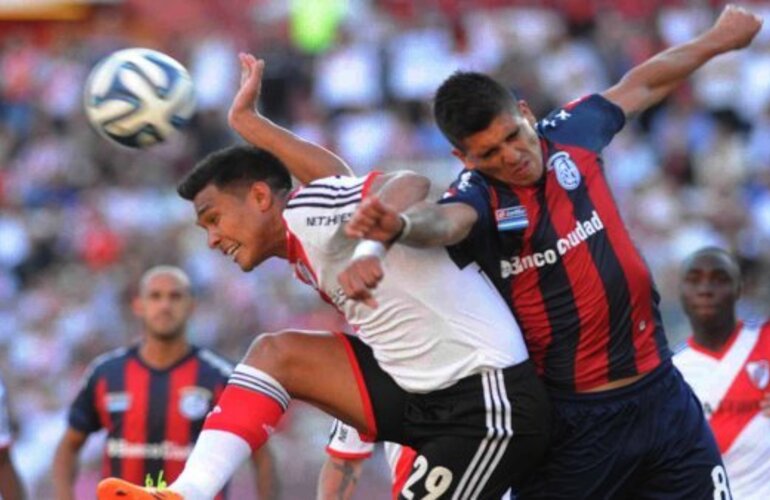 Imagen de River festeja su título frente a San Lorenzo en una final por la Sudamericana