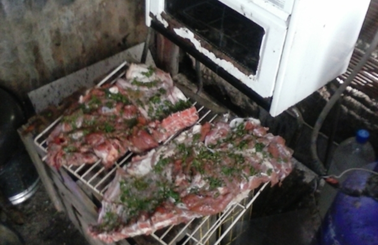 Imagen de Cuatreros de lechones fueron sorprendidos con la carne en la parrilla