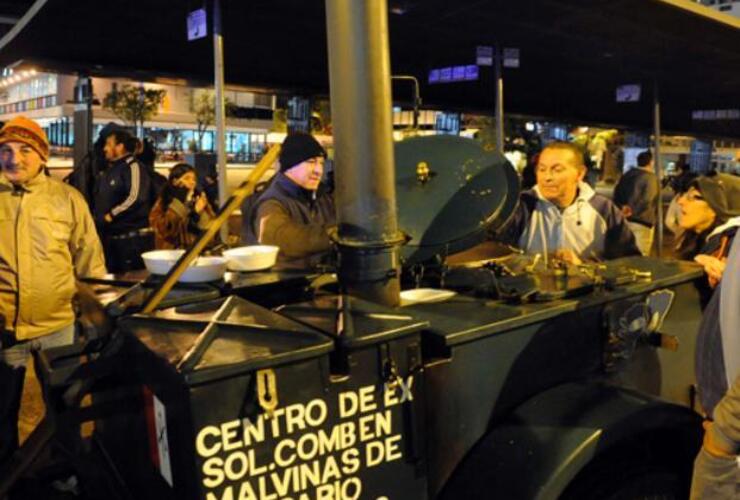 Reparto de comida caliente en la plaza Montenegro, uno de los puntos de la recorrida de los ex combatientes.