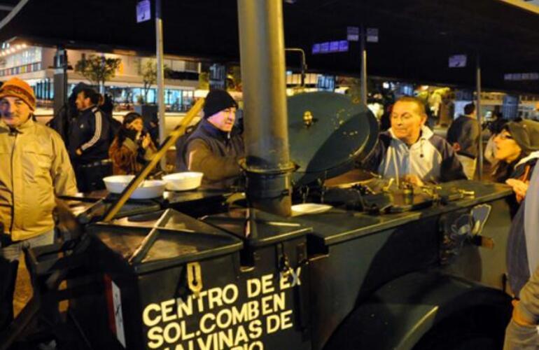 Reparto de comida caliente en la plaza Montenegro, uno de los puntos de la recorrida de los ex combatientes.